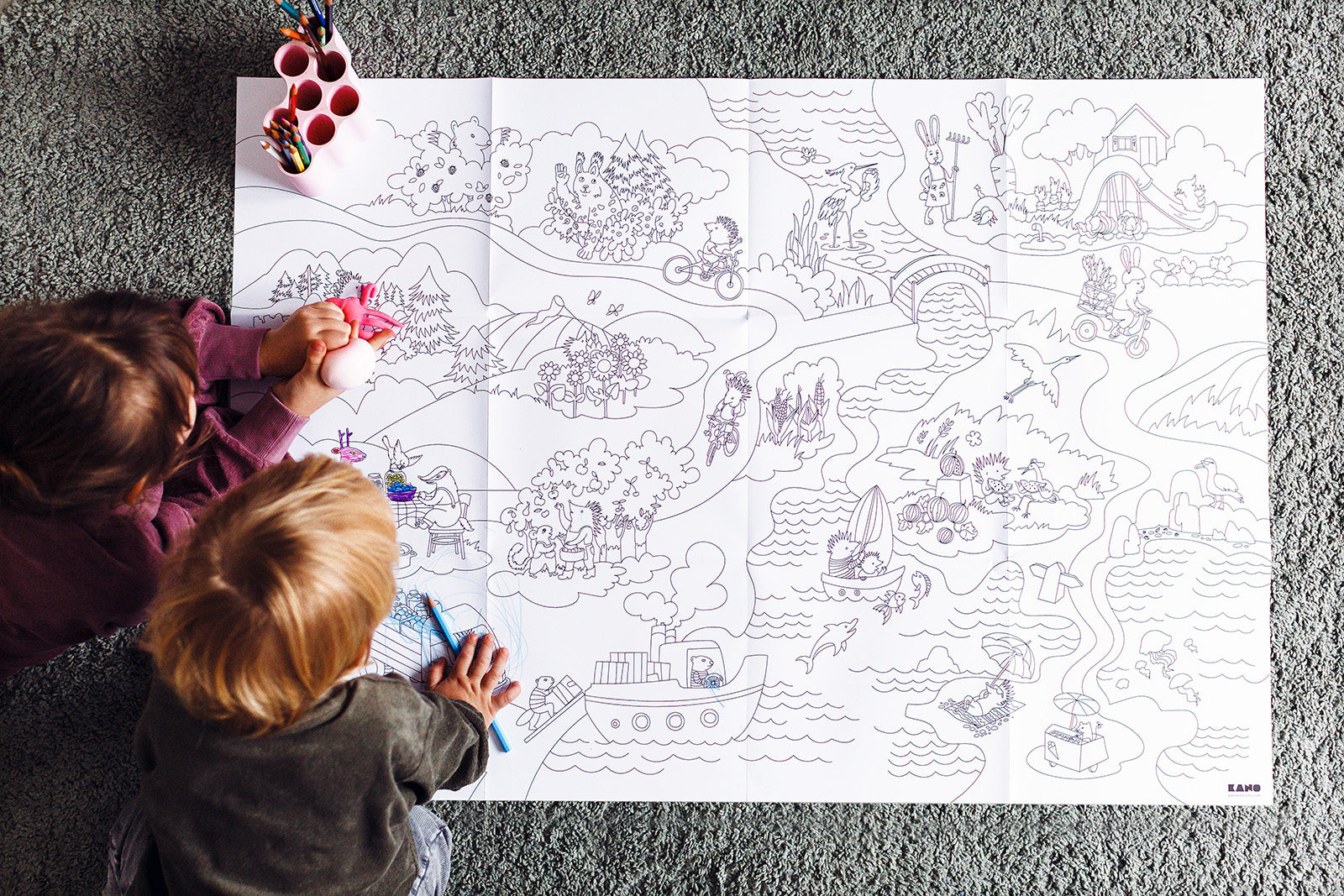 XXL Nature and animals coloring poster by Irina Kostyshina, ISBN 9789934899324, a brother and a sister coloring the poster